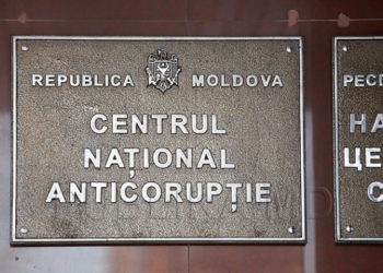 НЦБК задержал двух полицейских за вымогательство взятки. Им грозит штраф в размере от 50 тысяч до 100 тысяч леев | VIDEO