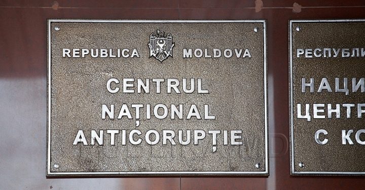 НЦБК задержал двух полицейских за вымогательство взятки. Им грозит штраф в размере от 50 тысяч до 100 тысяч леев | VIDEO