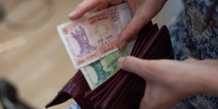 Производится первая выплата пособий по нетрудоспособности