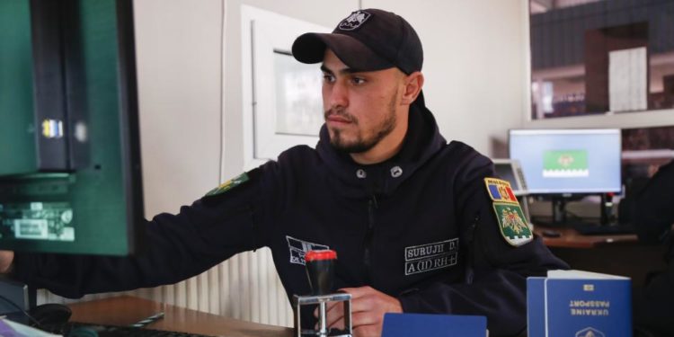 Cercetat și fără mașină, după ce a prezentat acte falsificate