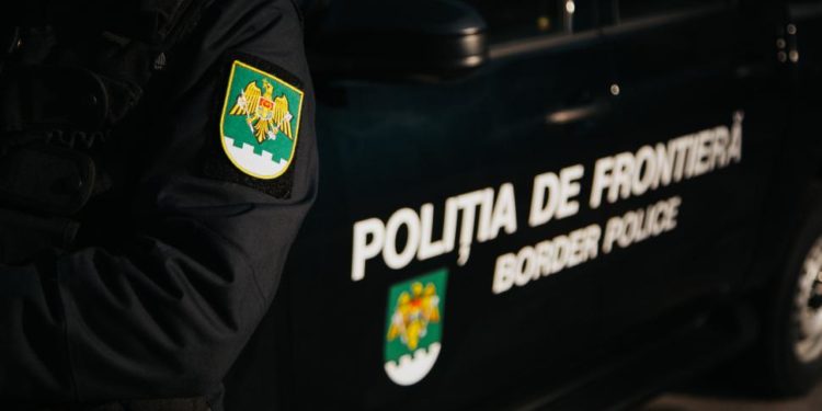 O cetățeană a Ucrainei a încercat să mituiască un polițist de frontieră cu 500 de dolari pentru a scoate din țară un minor fără acte de identitate