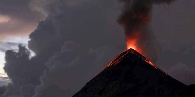 Vulcanul Fuego din Guatemala a intrat într-o nouă fază de erupţie