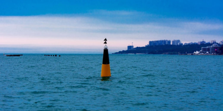 Un pescar căzut dintr-o barcă a supraviețuit două zile în ocean, agățat de o baliză de semnalizare