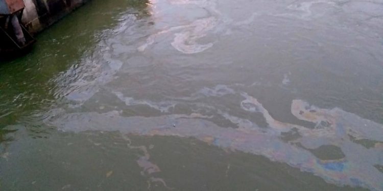 Poluare cu petrol pe Dunăre pe o lungime de 6 kilometri