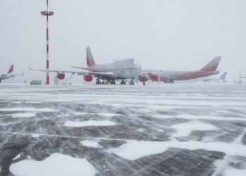 Почти сто рейсов отменили и задержали в аэропортах Москвы