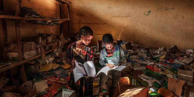 Imaginea unor copii dintr-o zonă de conflict din Etiopia a fost desemnată fotografia anului 2022 de UNICEF