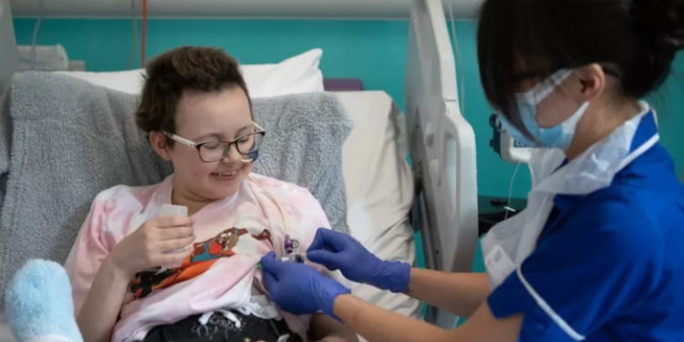 O fată de 13 ani a fost vindecată de cancer cu ajutorul unui tratament revoluționar: „Sunt recunoscătoare că sunt aici acum”