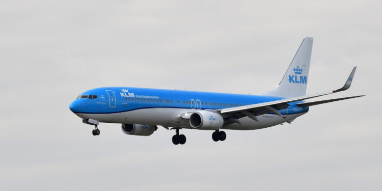 O femeie a născut pe neaşteptate în toaleta unui avion. Ea nu știa că este însărcinată