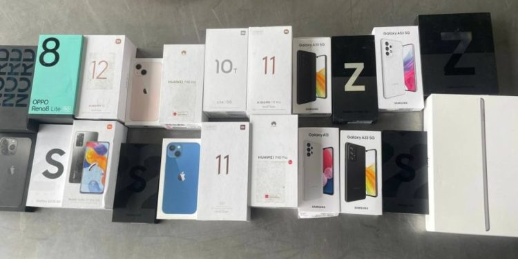 Пытался незаконно ввезти дорогие гаджеты: таможенники пресекли очередную попытку контрабанды