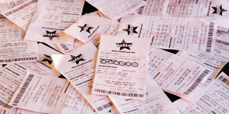 Un american a jucat la loto 6 bilete cu aceleași numere și a devenit milionar. Spune că l-a ajutat „intuiția”