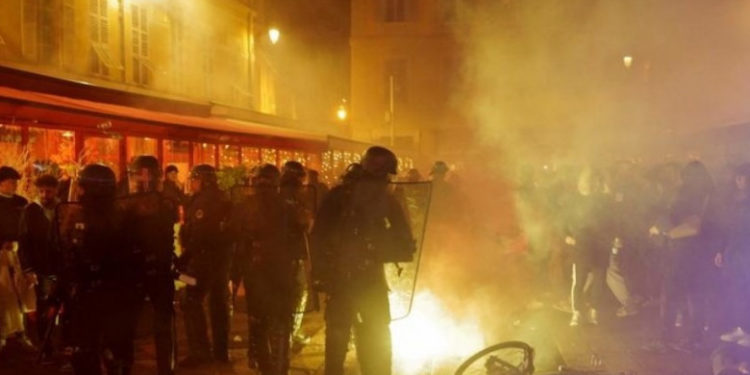 Incidente violente în Franța după victoria în fața Marocului în semifinalele Cupei Mondiale. Un băiat de 14 ani a fost ucis