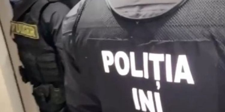 Poliția a anihilat o grupare infracțională specializată în șantaj. Trei persoane reținute