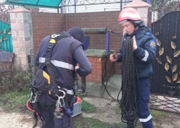 O femeie de 68 de ani a căzut într-o fântână cu adâncimea de 8 metri. A fost nevoie de ajutorul pompierilor