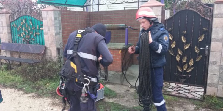 O femeie de 68 de ani a căzut într-o fântână cu adâncimea de 8 metri. A fost nevoie de ajutorul pompierilor