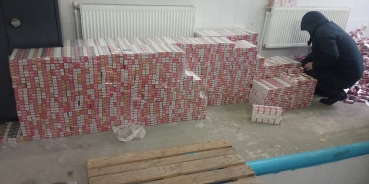 Tentativă de contrabandă cu aproape 18.000 de pachete de țigări. Transportatorul, dar și capul grupării — reținuți | VIDEO