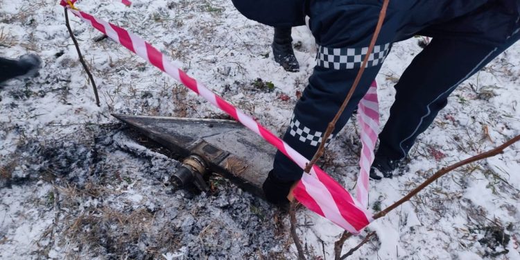 Polițiștii au găsit și alte câteva bucăți ale rachetei descoperită la Briceni. A fost deschis un dosar penal