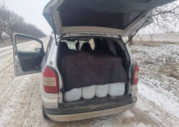 „Şi-a ticsit mașina cu băutură și s-a pornit la drum”. Ofițerii vamali, despre bărbatul prins în trafic cu circa o tonă de spirt | VIDEO