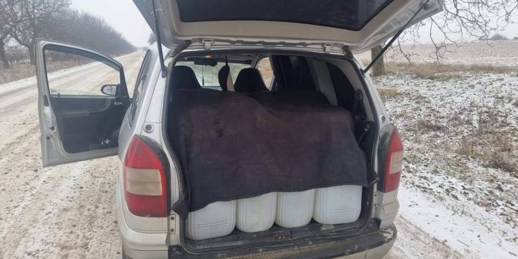 „Şi-a ticsit mașina cu băutură și s-a pornit la drum”. Ofițerii vamali, despre bărbatul prins în trafic cu circa o tonă de spirt | VIDEO