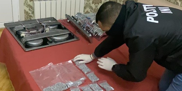 Grup infracțional – rămas fără pastile Ecstasy și cocaină din Germania de peste 700.000 lei. Primul membru a fost reținut și plasat în arest