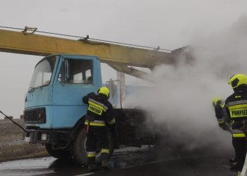 „Caroseria și platforma mobilă au fost distruse”. IGSU, despre automacaraua care a luat foc din mers, în sudul țării | VIDEO
