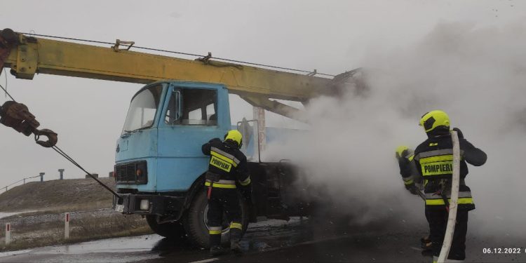 „Caroseria și platforma mobilă au fost distruse”. IGSU, despre automacaraua care a luat foc din mers, în sudul țării | VIDEO