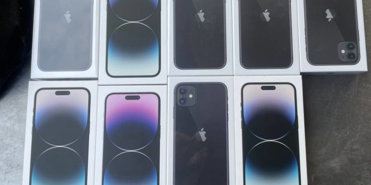 A rămas fără iPhone-uri, la vamă: Un tânăr de 19 ani, prins cu nouă telefoane nedeclarate