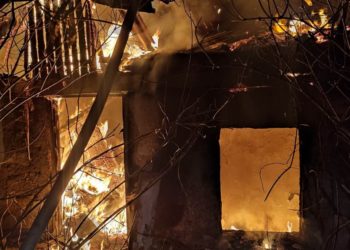 Incendiu puternic, în capitală: Pompierii au salvat un bărbat ce risca să ardă de viu într-o casă în flăcări