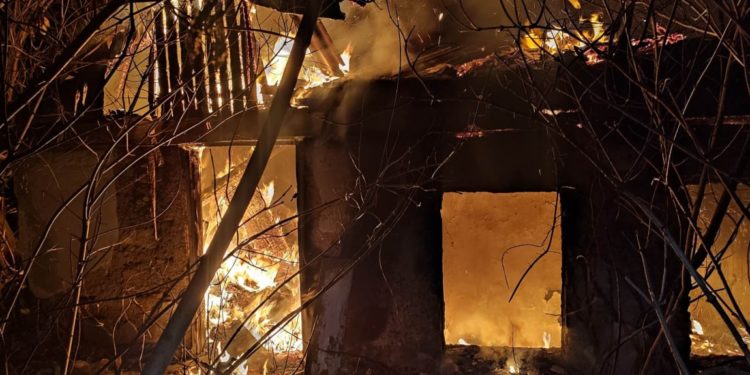 Incendiu puternic, în capitală: Pompierii au salvat un bărbat ce risca să ardă de viu într-o casă în flăcări