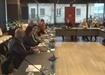„Asistăm la un atac asupra unuia dintre pilonii democrației”. Rezoluția adoptată de politicieni, reprezentanți societății civile și ai celor șase instituții media suspendate | VIDEO