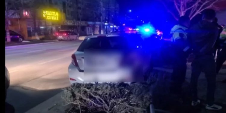 L-a fugărit poliția, dar „l-a prins” un indicator: Un șofer, urmărit de oamenii legi a fost încătușat