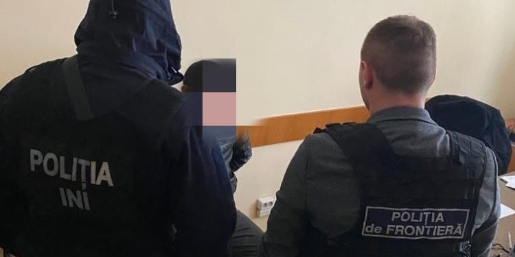 Un alt membru al unui grup criminal, specializat în transportarea ilegală a cetățenilor din Ucraina în Moldova – reținut: prelua migranții din zona verde și îi caza în Ocnița