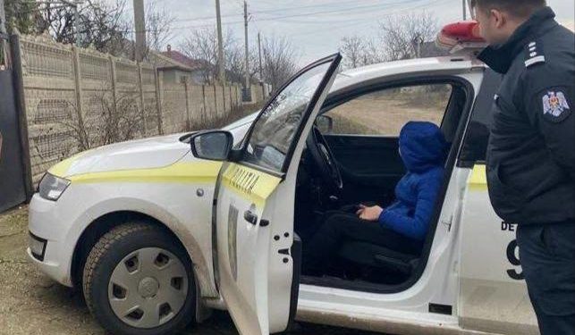 A rămas fără părinți și bunici la doar trei ani, în urma unui accident. Copilul a fost vizitat de polițiști