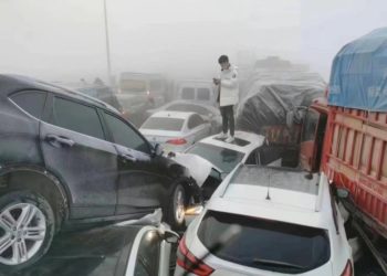 Carambol fără precedent în China. Peste 200 de mașini s-au ciocnit pe un pod. Cel puțin o persoană a murit