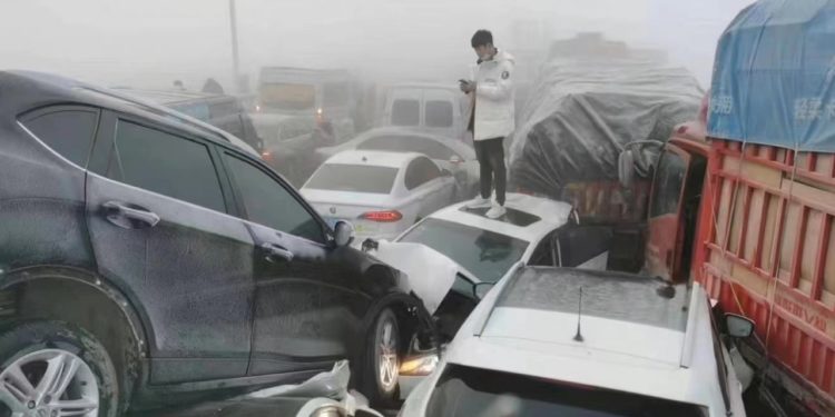 Carambol fără precedent în China. Peste 200 de mașini s-au ciocnit pe un pod. Cel puțin o persoană a murit