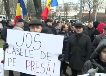 „Libertate, jos cenzura PAS!”.Jurnalişti, deputați de opoziție și cetățeni au protestat în fața Parlamentului, împotriva deciziei de a suspenda licența a șase posturi TV | VIDEO