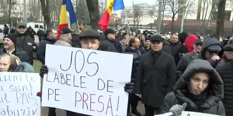 „Libertate, jos cenzura PAS!”.Jurnalişti, deputați de opoziție și cetățeni au protestat în fața Parlamentului, împotriva deciziei de a suspenda licența a șase posturi TV | VIDEO