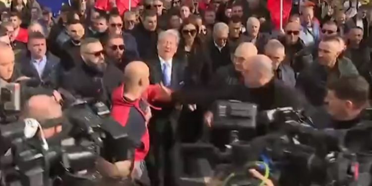 Liderul opoziției albaneze a fost lovit cu pumnul în față la un miting organizat la Tirana, la câțiva metri de Summitul UE-Balcani