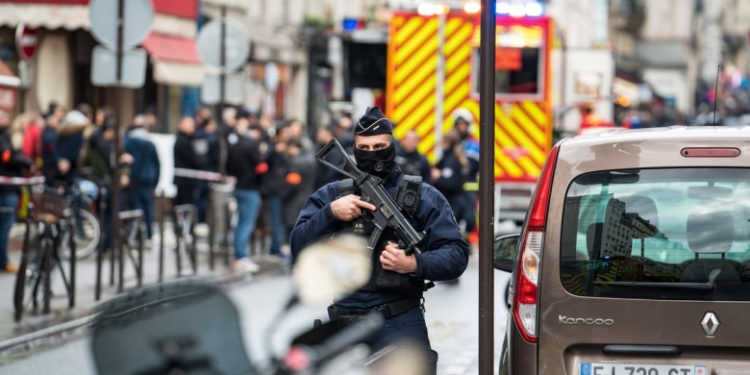 Bărbatul care a ucis trei kurzi în Paris ieşise din închisoare pe 12 decembrie. Ce se ştie până acum despre el