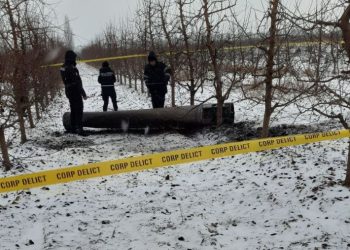 O rachetă a fost descoperită într-o livadă din Briceni. Zona a fost izolată, iar specialiștii cercetează obiectul | VIDEO