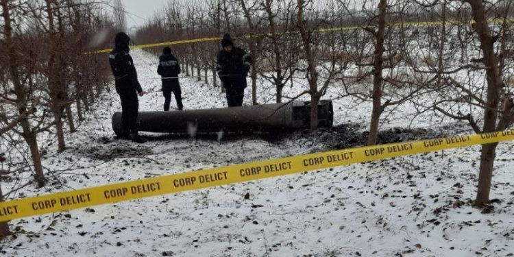 O rachetă a fost descoperită într-o livadă din Briceni. Zona a fost izolată, iar specialiștii cercetează obiectul | VIDEO