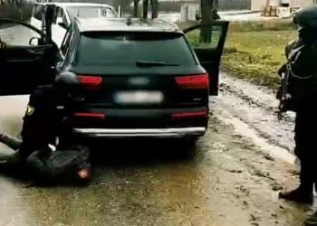 Ar fi achitat 8.000 de euro a dat și mașina în valoare de 33.000 de euro unor șantajiști. Cum au reușit suspecții să amăgească victima | VIDEO