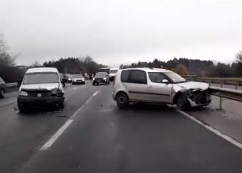 „De pe pod a început să mă poarte și am ajuns în parapet”. Ce povestesc șoferii implicați în accidentul rutier cu 10 autoturisme, la ieșirea din Stăuceni | VIDEO