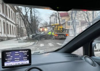 Două mașini s-au tamponat violent în centrul capitalei. Unul din șoferi a fugit de la locul faptei | VIDEO