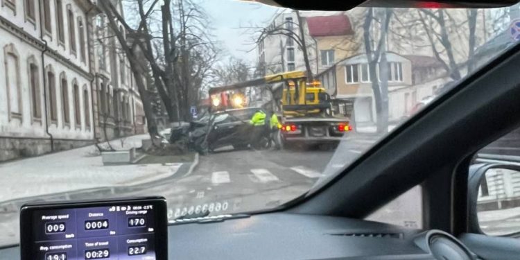 Două mașini s-au tamponat violent în centrul capitalei. Unul din șoferi a fugit de la locul faptei | VIDEO