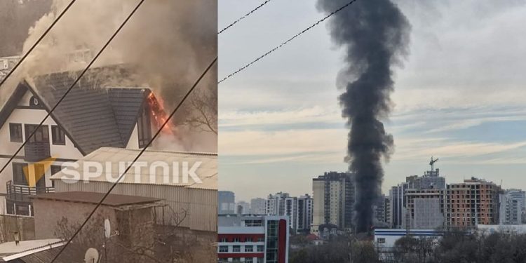 Pompierii din Chișinău, alertați: arde o casă cu două nivele și un garaj din apropiere