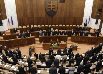 Парламент Словакии выразил недоверие правительству