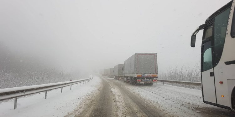 Ambuteiaj kilometric în aceste clipe pe traseul Chișinău-Leușeni. Zeci de TIR-uri nu pot înainta din cauza ghețușului