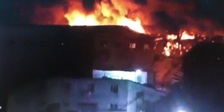 Очередной пожар в России: во Владивостоке загорелся склад кондитерских изделий | VIDEO