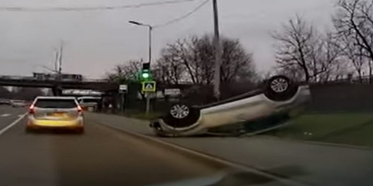 Momentul accidentului de pe strada Albișoara din capitală, surprins video: Unul dintre șoferi a ieșit la o depășire riscantă | VIDEO