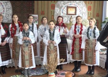 Tradiții păstrate cu sfințenie și transmise noilor generații. De Crăciun pe stil nou, locuitorii satului Piatra, raionul Orhei au fost colindați de elevii din localitate | VIDEO